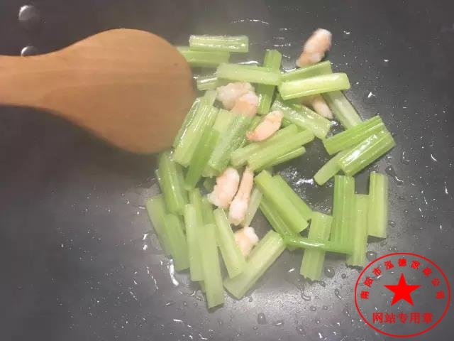 介紹幾個蝦做的催乳菜。坐月子應(yīng)該怎么吃？社旗月嫂培訓(xùn)哪家好？